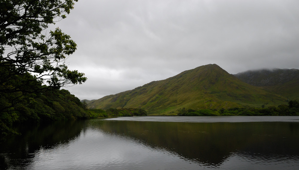 Blick auf Kylemore Lough bei Kylemore Abbey.