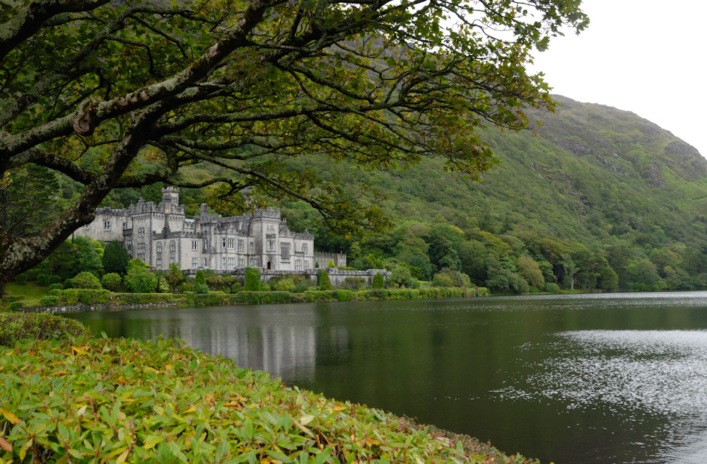 Das Schloss von Kylemore wurde von Mitchell und Margaret Henry erbaut. Der Bau dauerte vier Jahre, von 1867 bis 1871. Die Henrys hatten neun Kinder. Margaret Henry starb 1874, drei Jahre nach der Fertigstellung des Schlosses, in Ägypten. Sie wurde nach Kylemore zurückgebracht und im Mausoleum begraben. Zwischen 1877 und 1881 ließ Mitchell Henry eine Kirche zum Andenken an seine Frau erbauen. 1903 verkaufte Mitchell Henry das Schloss an den Herzog und die Herzogin von Manchester. 1920 erwarb das Benediktinerinnenkloster das Schloss und 4.000 Hektar Land für etwas mehr als 45.000 Pfund.