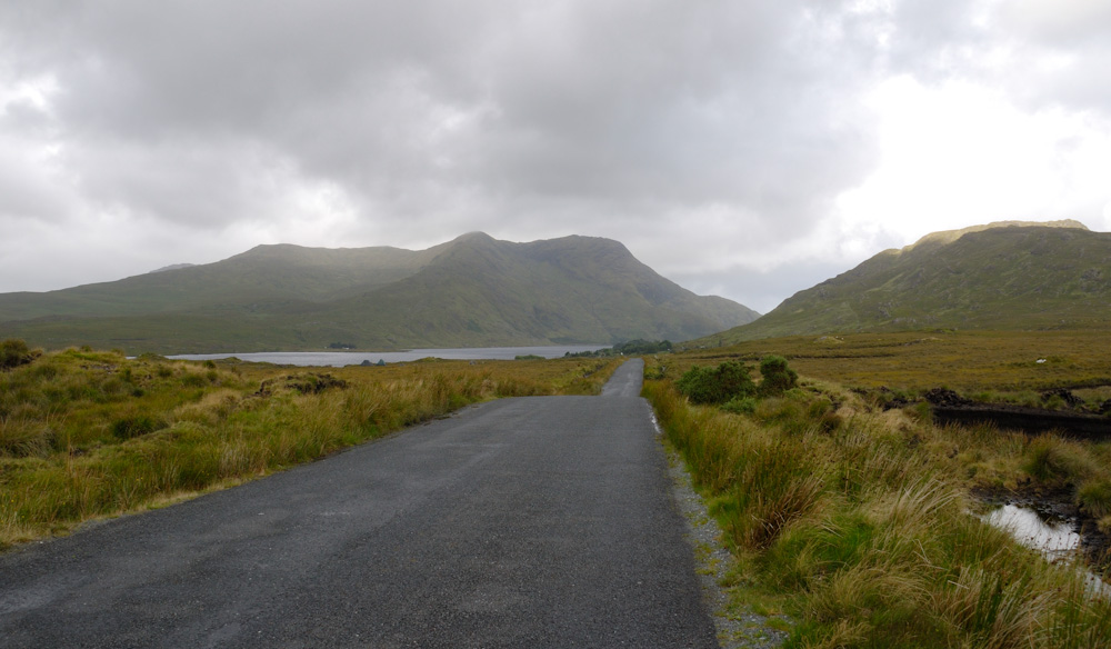 Ein Wort zum Strassenzustand in Irland: SCHLECHT! Hier auf dem Bild eine seltene Ausnahme. Auf der Westseite der Insel ganz schlecht, im Osten besser, da mehr Verkehrsaufkommen. Nebenstrassen sind teilweise mit dem WoMo unbefahrbar, unsere bekannten Kopfsteinpflasterstrassen sind da vergleichbar. Ganz anders Nordirland, gute neu geteerte, breite Strassen. Im Westen mussten wir öfter umkehren oder ausweichen, diese Tortur wollten wir unserem WoMo nicht antun.