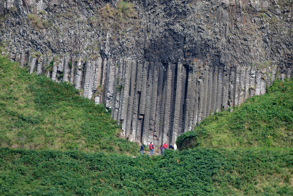 Giant's Causeway. Die größten der Steinsäulen erreichen eine Höhe von bis zu zwölf Metern, die Gesteinsschicht hat an manchen Stellen eine Stärke von bis zu fünfundzwanzig Metern.