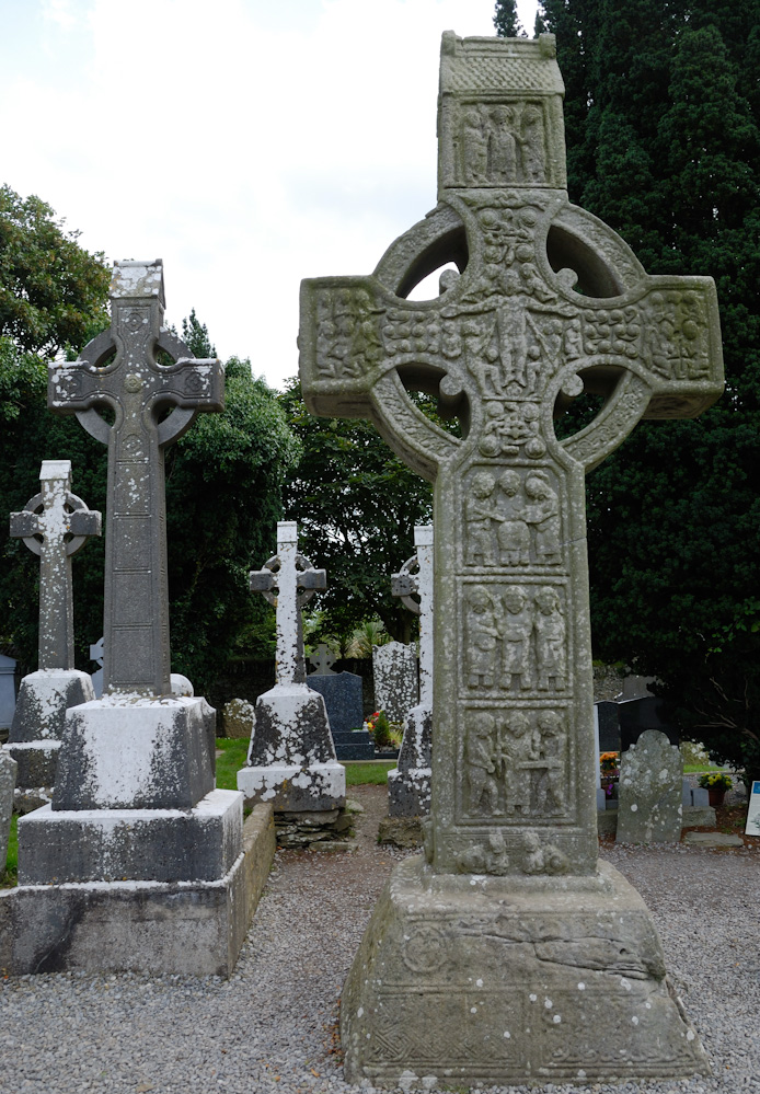 Unser Ziel heute lautet Dublin. Auf den Weg dorthin liegt die Klosteranlage Monasterboice. Das Kreuz von Muiredach ist 5,2 m hoch. Sein Ornament und die Szenen sind bestens erhalten. Die der Ostseite - aus dem Alten Testament - zeigen Christus, von den Römern verspottet, oben Adam und Eva im Garten Eden und Kain, der Abel erschlägt. Im Westen trägt es Szenen aus dem Neuen Testament. Seinen Namen erhielt es durch eine Inschrift im Sockel, die erzählt, dass es von Muiredach aufgestellt wurde.