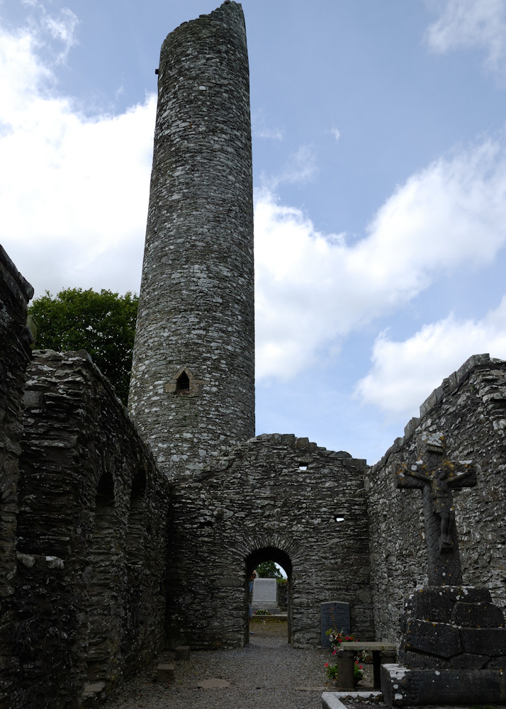 Monasterboice ist die Anlage einer Klosterruine in Irland in der Grafschaft Louth, gegründet von Saint Buite (oder Saint Buithe mac Bronach) († 521). Sie wurde 1097 nach einem Brand aufgegeben, aber der Friedhof wird, wie in Irland üblich, noch heute benutzt. Bekannt ist sie für ihren Rundturm und die drei Sandstein-Hochkreuze aus dem 9. Jahrhundert.