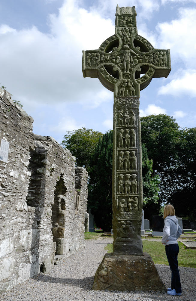 Das große Kreuz oder Westkreuz ist mit 6,5 m Höhe das größte in Irland. Besonders ist die Darstellung der Kreuzigung Jesu.