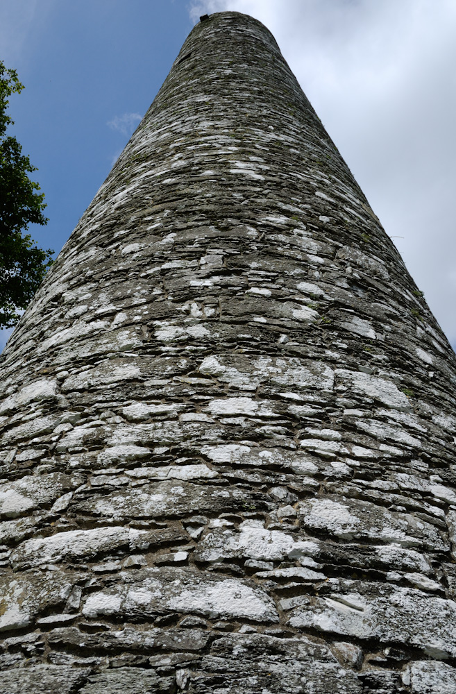 Auch ein gut erhaltener, 35 m hoher Rundturm aus Naturstein, dem nur sein Dach fehlt, steht auf dem Gelände.