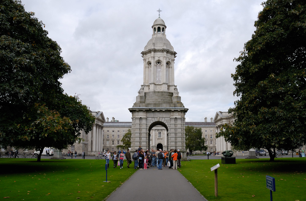 Das Trinity College, Dublin (irisch Coláiste na Tríonóide, Baile Átha Cliath) ist eine renommierte Universität in der irischen Hauptstadt Dublin. Es wurde 1592 von Königin Elisabeth I. für protestantische Studenten gegründet. Die Gebäude dienten zuvor als Augustinerkloster. Einer der berühmtesten Studenten war Samuel Beckett, der dort ab 1923 Sprachen studierte. Die Hauptattraktion ist die 1732 gebaute Alte Bibliothek, in der neben 200.000 alten Texten das berühmte Book of Kells, aber auch die älteste Harfe Irlands aufbewahrt werden. Spektakulär ist der Long Room – ein 64 Meter langer Raum, in dem die wertvollsten Bücher aufbewahrt werden.