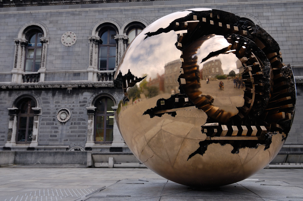 Sphere within a Sphere von Arnaldo Pomodoro vor The Berkeley Library