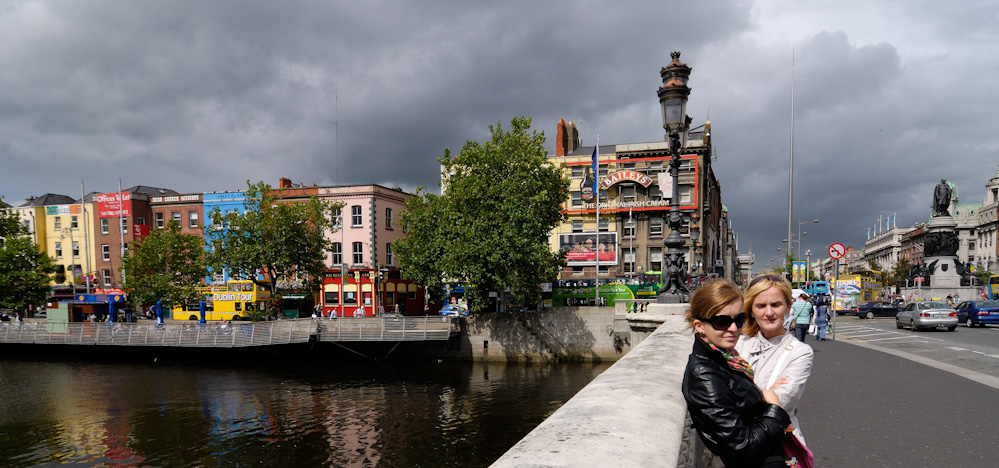 Über die O'Connell Bridge zur O'Connell Street mit dem Spire.