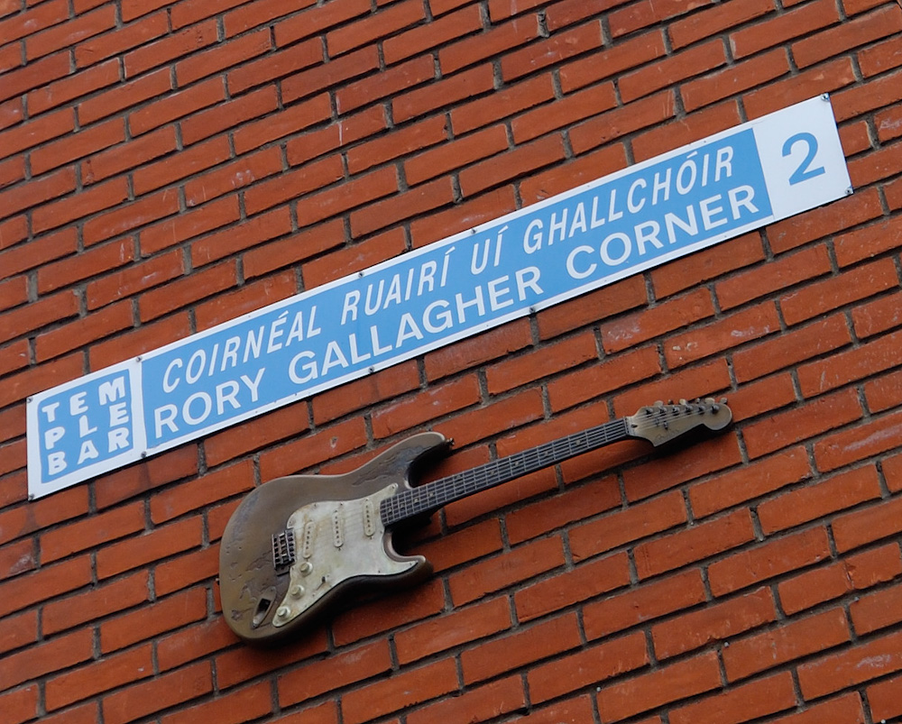 Am Rory Gallagher Corner. Rory Gallagher (* 2. März 1948 in Ballyshannon im County Donegal; † 14. Juni 1995 in London) war ein irischer Gitarrist und Songwriter. Sein musikalisches Schaffen konzentrierte sich auf Blues-Rock und Blues in verschiedenen Spielarten. Der als sehr sympathisch und „trinkfreudig“, aber auch als ruhig und gelassen geltende Musiker starb am 14. Juni 1995 an den Folgen einer Lebertransplantation, die infolge seines Alkoholismus notwendig geworden war. Von den meisten Musikkennern und Kritikern wird Rory Gallagher als der „irische Jahrhundertmusiker“ bezeichnet. Sein Geburtshaus in Ballyshannon und sein Grab auf dem St. Oliver Cemetery in Ballincollig (County Cork), sind für Fans vielbesuchte Pilgerorte.