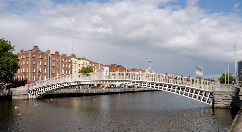 Die Half Penny Bridge ist eine Fußgängerbrücke (gebaut 1816), die in der irischen Stadt Dublin den Fluss Liffey überspannt und dabei den Stadtteil Temple Bar mit der Liffey Street verbindet. Die Half Penny Bridge ist heute eine der meistfotografierten Sehenswürdigkeiten Dublins. Ursprünglich hieß die Brücke Wellington Bridge (benannt nach Arthur Wellesly, 1. Duke of Wellington). Sie wurde von John Windsor gebaut, einem Stahlbauer aus dem englischen Shropshire. Die Brücke bekam ihren heute allgegenwärtigen Namen von dem ursprünglich zu entrichtenden Wegezoll von einem Halfpenny, später einem Penny (Münze), zwei farthings. Die Gebühr muss seit 1919 nicht mehr bezahlt werden - vorher gab es an jedem Ende der Brücke ein Drehkreuz.