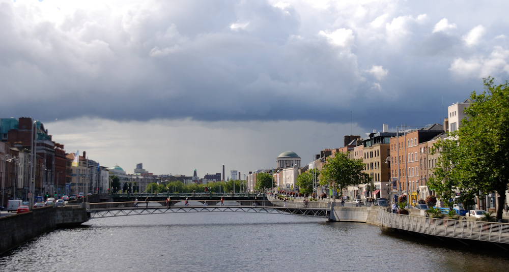 Dublin, River Liffey. Uns überraschte auch, wie schnell hier das Wetter wechseln konnte, so etwas sind wir eher aus dem Hochgebirge gewohnt. Mindestens 3 x täglich wurden wir vom "Mist" (Sprühregen) eingeweicht, daher wohl auch der Ausdruck "Mistwetter" ...