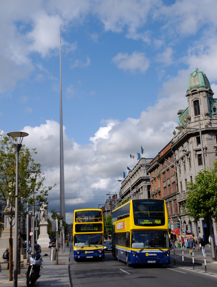 Die O'Connell Street ist Dublins (Hauptstadt von Irland) Hauptverkehrsstraße. Sie ist eine von Europas breitesten Straßen und hieß bis in die frühen zwanziger Jahre Sackville Street - bis die Dublin Corporation sie zu Ehren von Daniel O'Connell (einem nationalistischen Führer des frühen 19. Jahrhunderts) umbenannte. Eine Statue von Daniel O'Connell befindet sich auf dem Mittelstreifen am südlichen Ende der Straße - auf den Fluss Liffey blickend. Die Straße befindet sich im nördlichen Teil Dublins.
