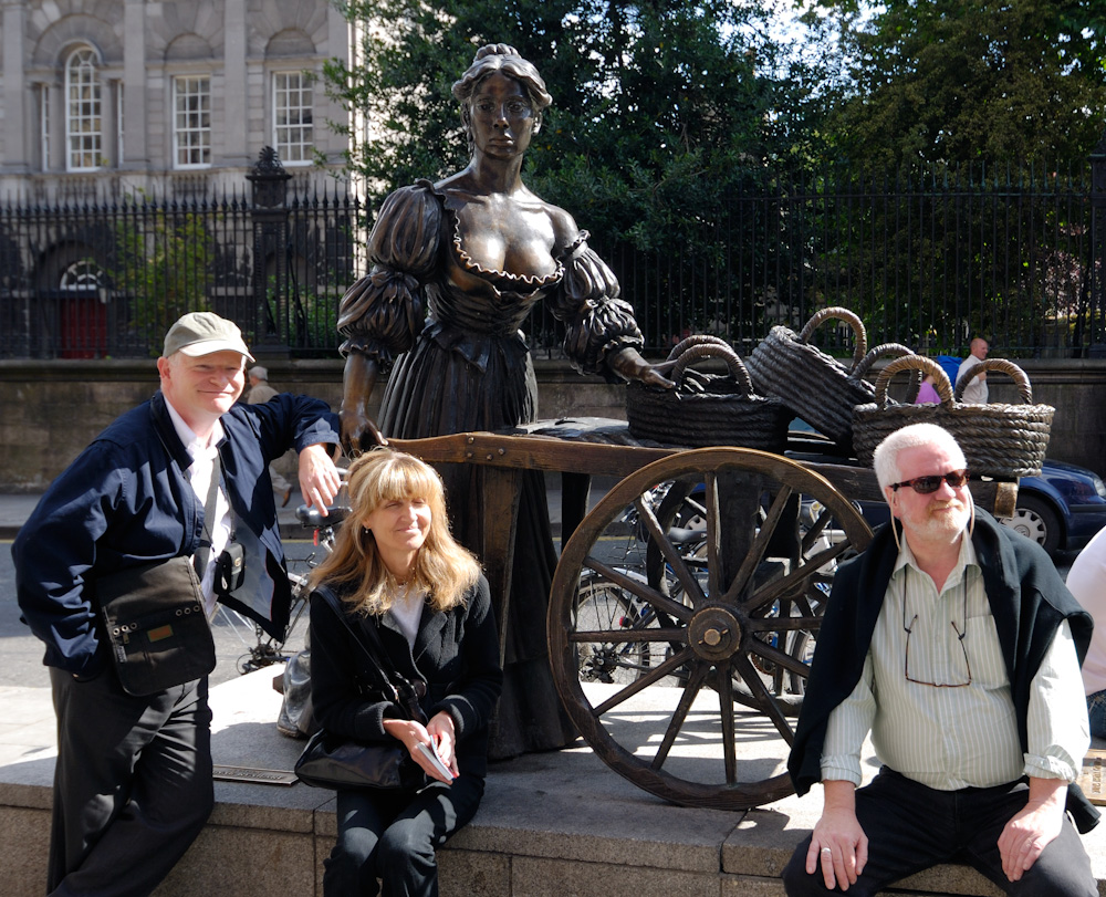 25.08.09 Grafton Street, das Denkmal der Molly Malone. Molly Malone, auch bekannt unter dem Titel Cockles and Mussels ("Herzmuscheln und Miesmuscheln"), ist ein bekanntes irisches Volkslied und eine inoffizielle Hymne der Stadt Dublin. Die Ballade erzählt die Geschichte einer schönen Dubliner Fischhändlerin, die in jungen Jahren an nicht näher bestimmtem Fieber stirbt.