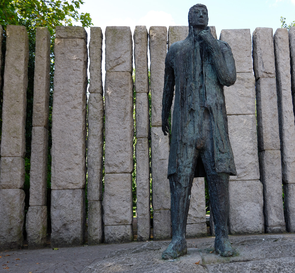 Statue am St. Stephens Green. Theobald Wolfe Tone, meist nur Wolfe Tone genannt (* 20. Juni 1763 in Dublin; † 19. November 1798 ebenda), war Anwalt und ein radikaler Anführer der irischen Unabhängigkeitsbewegung sowie deren Rebellion von 1798. 1791 gründete er die Society of United Irishmen.