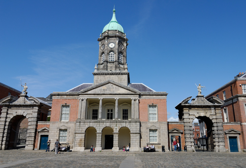 Dublin Castle, es befindet sich an der Dame Street inmitten der Altstadt. An der Stelle des Schlosses befand sich bereits im 10. Jahrhundert eine Festung. Sie wurde im Jahre 1170 von den Normannen erobert und in den Jahren 1204–1230 ausgebaut. Der Turm Record Tower aus dem Jahr 1226 ist bis heute erhalten geblieben. Die gegenwärtig existierenden Gebäude entstammen vorwiegend dem 18. und 19. Jahrhundert. Bis zum Jahr 1922 befand sich am Schloss der Sitz der britischen Verwaltung von Irland. Die Repräsentationsräume The State Apartments aus den Jahren 1680–1830 werden noch heute bei den offiziellen Anlässen genutzt. Dazu gehören u. a. die Amtseinführung des Präsidenten des Landes wie auch die Treffen des Europäischen Rates, zuletzt im Jahr 2004.