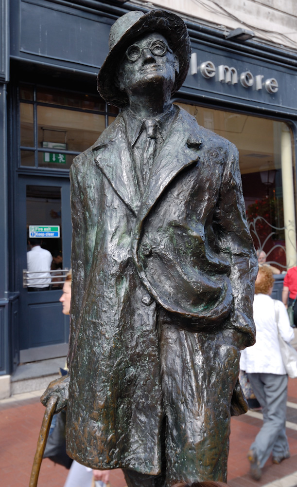 James Joyce (* 2. Februar 1882 in Dublin; †  13. Januar 1941 in Zürich) war ein irischer Schriftsteller. Besonders seine wegweisenden Werke Ulysses und Finnegans Wake verhalfen ihm zu großer Bekanntheit. Die Statue steht in der Henry Street.