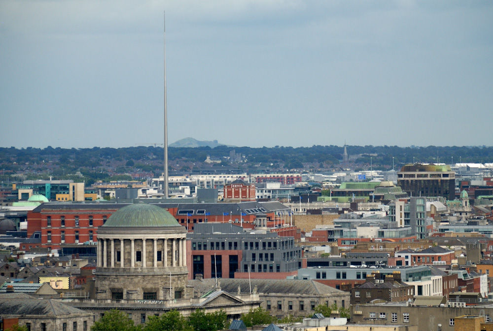 Im Dachgeschoss des Hauses befindet sich die Gravity Bar; hier erhält man das im Eintrittspreis enthaltene Pint Guinness und kann es bei einem 360-Grad Panoramablick über Dublin genießen.