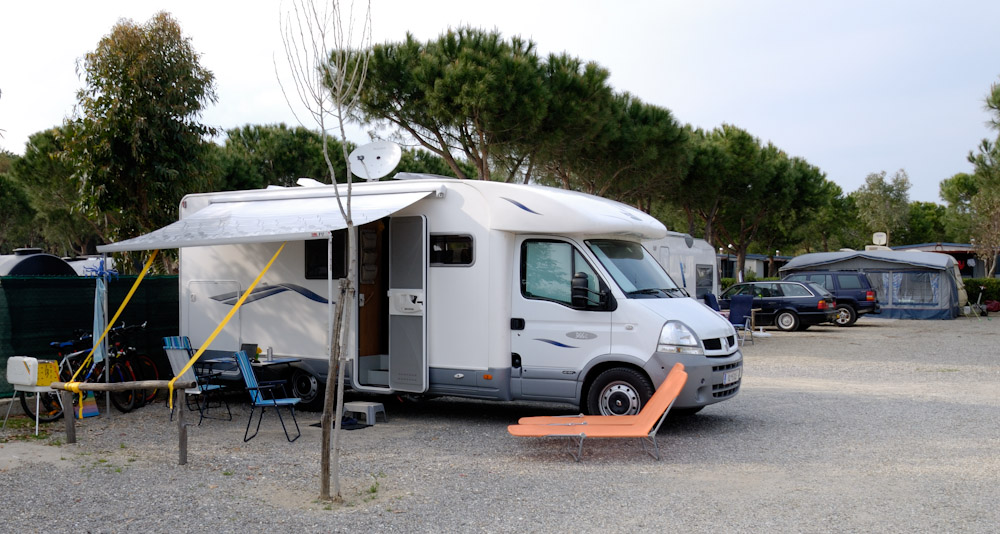 6.4.2009 - Über Bari, Tarento und weiter entlang dem jonischen Meer ging es zum CP Onda Azzurra bei Sibari. Diesen erreichten wir um ca. 14:00 Uhr und sogleich wurde ein freier Platz bezogen und unser Ferienhaus wurde "aufgebaut" :-)