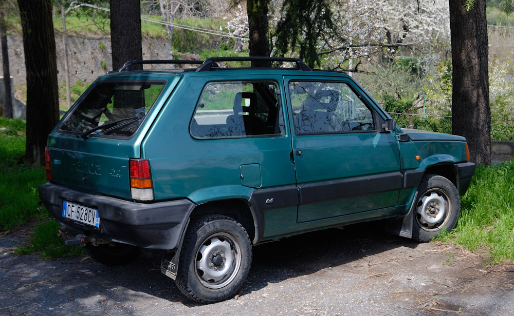 10.4.2009, Karfreitag, wir haben beschlossen einen Ausflug ins kalabrische Hinterland zu machen und uns dafür den Campingplatz-Panda ausgeliehen. Ein ideales Fahrzeug für die teilweisen recht steilen und schmalen Bergstrassen.