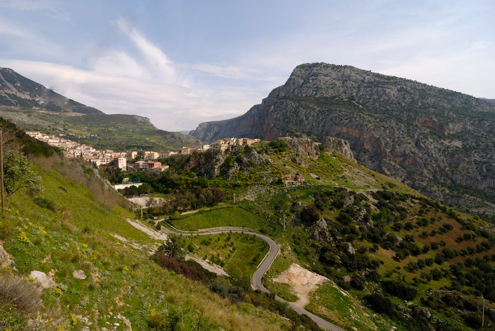 1. Stop die Ortschaft Civita, eine von Albanern gegründete Ortschaft, dahinter die Raganelloschlucht.