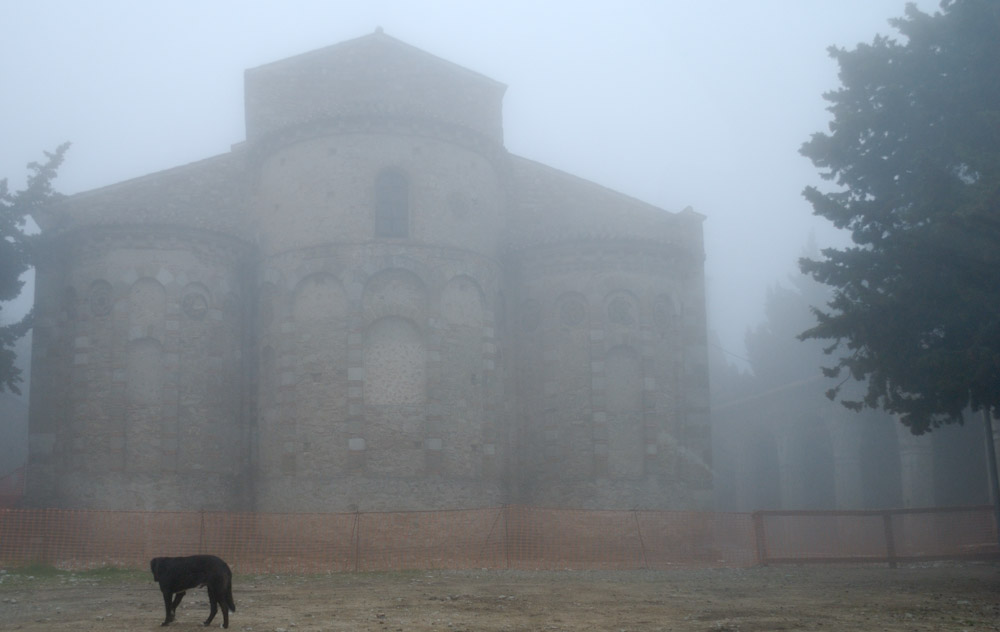 Wir fuhren weiter zum Kloster Santa Maria del Patire, die Strasse dorthin ist schon eine Herausforderung und dann hat auch noch das Wetter umgeschlagen, Nebel ! Bei diesen Verhältnissen und auch wegen der 2 Hunde welche das Areal "bewachten", trauten wir uns nicht das Auto zu verlassen und so fuhren wir unverichteter Dinge zurück zum CP.