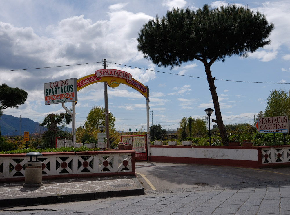 Da das Wetter in Kalabrien schlechter wurde, beschlossen wir schon am Ostersonntag Richtung Neapel/Pompei aufzubrechen und am Abend erreichten wir den CP Spartacus, direkt gegenüber der Ausgrabungsstätte von Pompei.