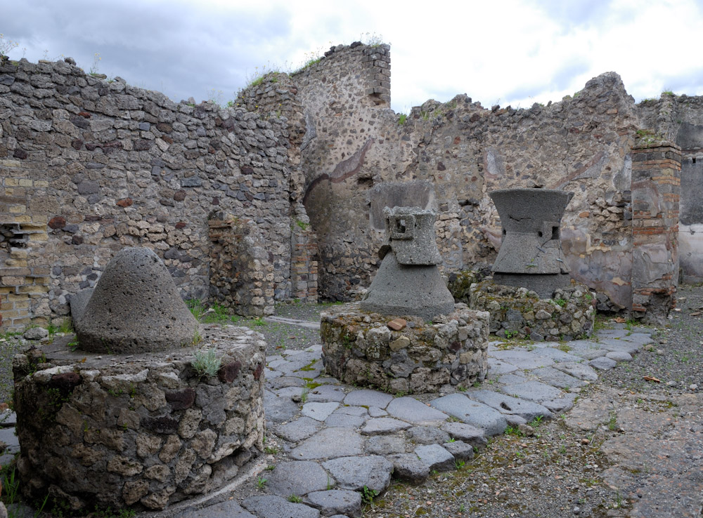 Pompei, Bäckerei mit Backöfen und Mühlsteinen