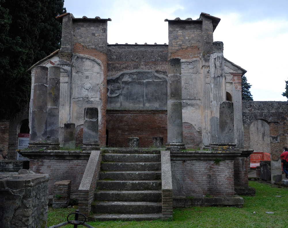 Pompei, der Tempel der Isis, gleich vor dem Theater.