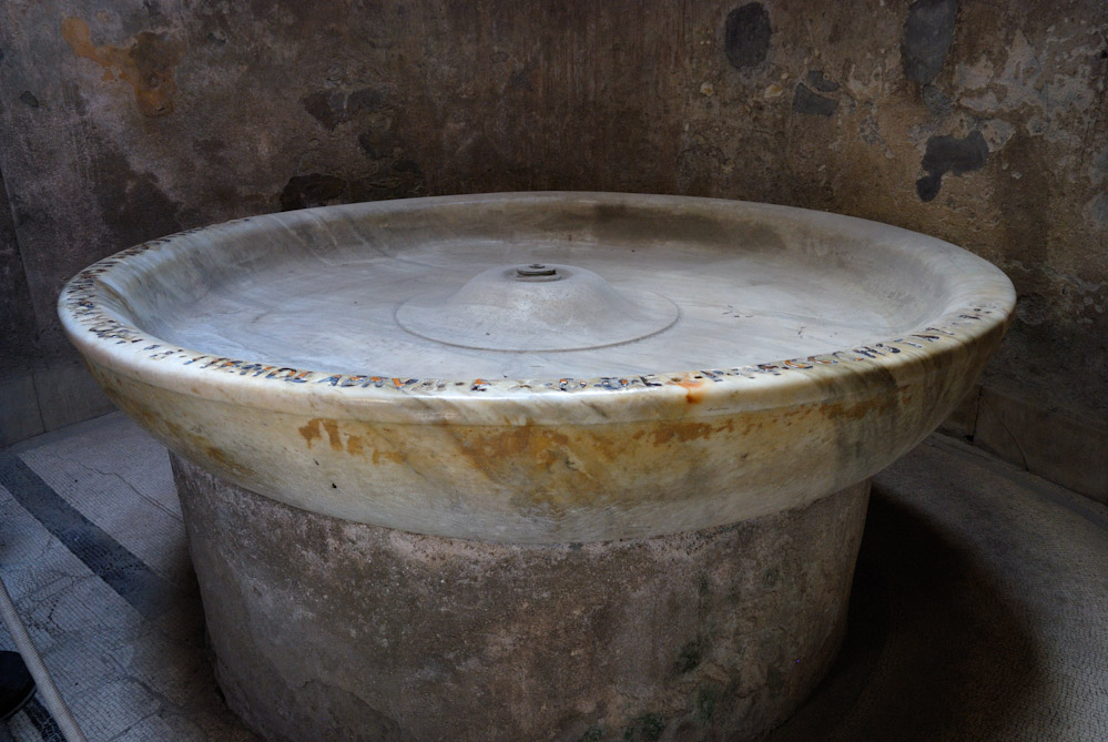 Pompei, in der Therme d. Forums, Calidarium, das grosse Reinigungsbecken.