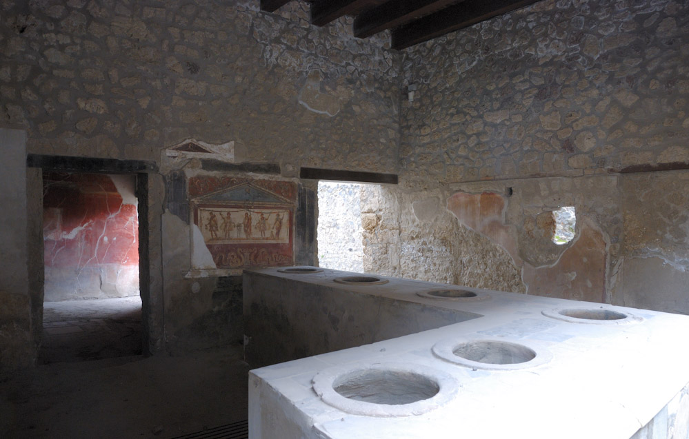 Pompei, Thermopolium d. Aselina,.Ein Thermopolium (von altgriech. thermós »warm« und poléo »verkaufen«; ist ein Begriff aus dem altrömischen Gewerbe und bezeichnet eine Art Gaststätte oder Bar, in der warme Speisen und Getränke als Schnellimbiss verkauft wurden, also eine Art antikes McDonalds !!!