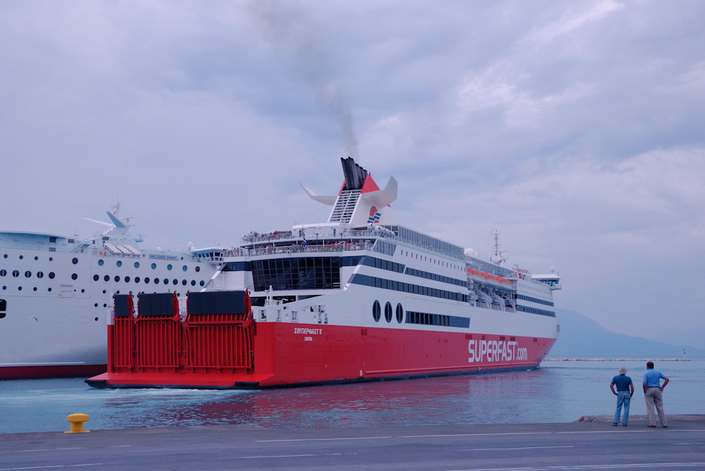 2.10. um 6:30 Uhr gehen wir in Piräus von Board und kommen rund um Athen natürlich genau in die morgendliche Rush-Hour, d.h. eine Stunde im Schritt-Tempo Richtung Westen, erst vor Korinth werden die Strassen frei. Gegen Mittag kommem wir in Patras an. Dort wird das WoMo noch vollgetankt (0.822 €/l...:-)...das reicht bis nachhause) Im Hafen-Terminal stellen wir das Womo ab, essen zu Mittag und nach über 2 Wochen wird wieder die SAT-Antenne ausgefahren, eigentlich haben wir sie garnicht vermisst...Kurz darauf legt schon die Superfast ab in Richtung Ancona, die Nächsten sind dann hoffentlich wir...