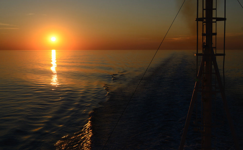 Die Cruise Europe versucht die Versp�ng aufzuholen, mit 28 kn (52 kmh) pfl�e durch die Adria. Nach dem Abendessen im Selfservice-Restaurant bewundern wir noch den Sonnenuntergang vom hinteren Deck aus.