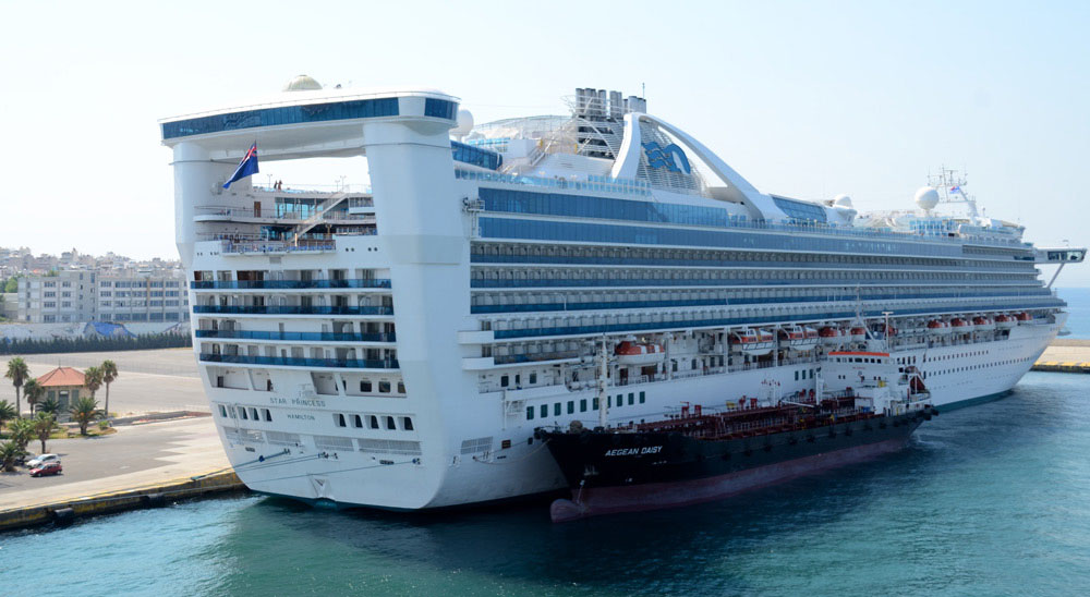 ...vorbei im Hafen von Piraeus an so manchen Kreuzfahrer...
Die "Star Princess" von der Reederei "Princess Cruises", wurde 2002 auf der "Fincantieri Cantieri Navali" - Werft in Italien gebaut. Mit einer Gr�von 109.000 Tonne z�t die "Star Princess" zu den gr�n Passagierschiffen der Welt. Damit ist die "Star Princess" auch das gr� Passagierschiff, das jemals zu in Bremerhaven eingelaufen ist. Das Gebiet, in dem das Schiff verkehrt, ist die Karibik. Es gibt aber auch Reisen nach Europa, an die Nord- oder Ostsee oder ins Mittelmeer. Es gibt an Bord mehr als 700 Kabinen, die jeweils mit Balkonen ausgestattet sind. BRZ 109.000 to, L�e 290 m, Breite 36 m, Tiefgang 8,45 m, Reisegeschwindigkeit 22 Knoten, Anzahl der Passagiere ca. 2.600, Anzahl der Besatzung 1.200.