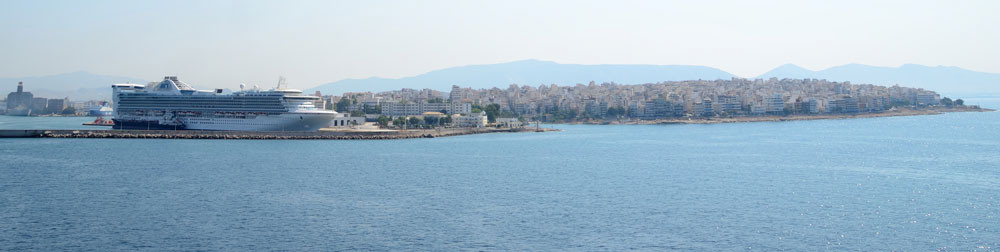 Blick zurück auf Athen/Piraeus.