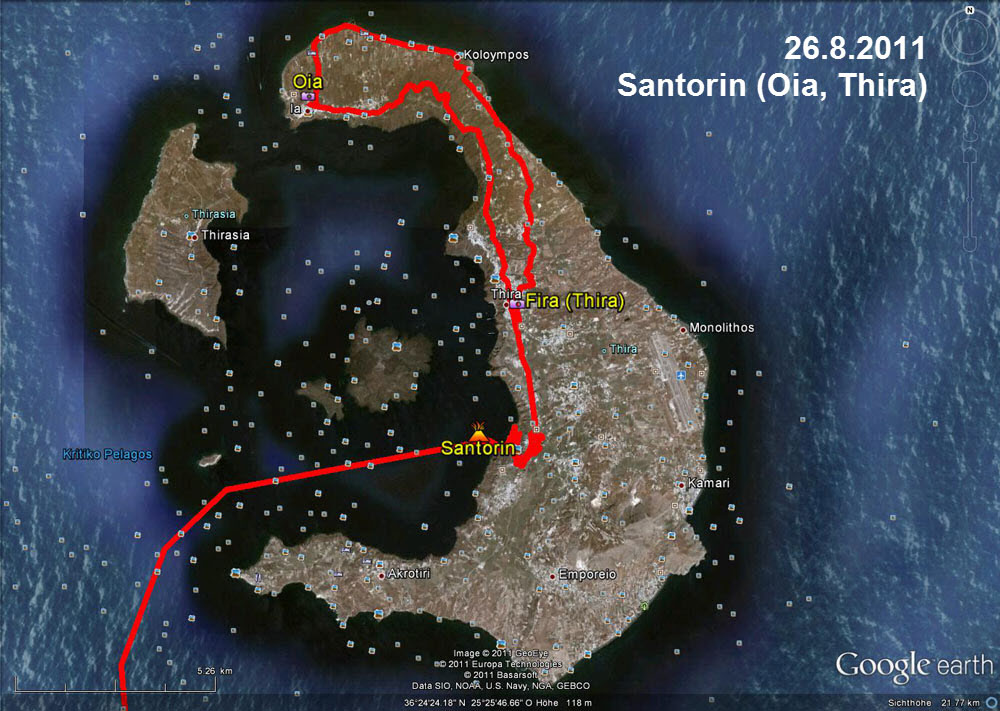 ...kurz nach 11:00 Uhr legen wir in Santorin unterhalb der Stadt Thira an...