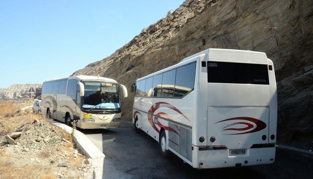 Nach Ankunft wird man je nach Sprache in Busse verteilt. Der Bus fuhr zuerst nach Oia dort hatten wir einen Aufenthalt von knapp 2 Stunden. Busfahren in Santorin ist eine richtige Herausforderung, wie man sieht...