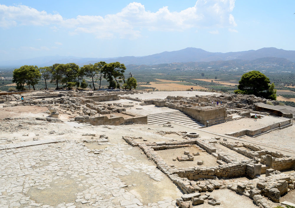 Festos, Phaistos oder auch Phaestos ist der Name einer bronzezeitlichen minoischen Siedlung auf der griechischen Insel Kreta. Sie lag in der N� der S�e des zentralen Teils der Insel, auf einem H�r��er fruchtbaren Messara-Ebene. Die in der heutigen Pr�ktur Iraklio gelegenen Ruinen des Palastes von Phaistos bildeten auf einer Fl�e von 8.400 m� einst den zweitgr�n minoischen Palast Kretas nach Knossos.