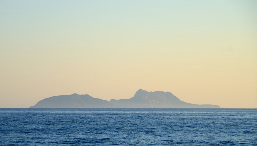 Die Paximadia-Inseln („Zwieback-Inseln“) sind zwei unbewohnte Inseln in der Bucht der Messara-Ebene, gelegen etwa zehn Kilometer vor der Küste des südlichen Kreta. Vor dem Westende ragt ein alleinstehender Fels turmartig aus dem Meer, aber zu klein, um von einer dritten Insel zu sprechen, ebenso wie ein weiterer zwischen den Inseln gelegener Fels. Die längliche, westlich gelegene Insel heißt Sakolévas und die kleinere heißt Akoníza. Die westliche der beiden erreicht eine Höhe von immerhin 252 Metern und misst 1,1 km², die östliche ist nur 166 Meter hoch und bedeckt eine Fläche von 0,6 km².