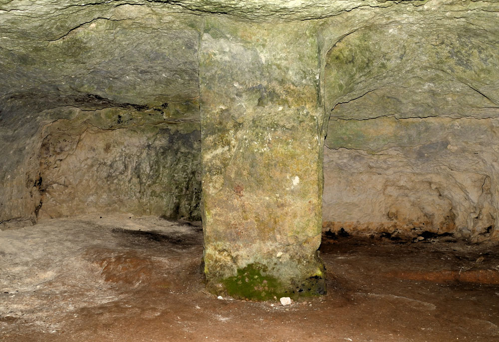 Sie sind unterschiedlicher Größe, bei den beiden größten Grabkammern arbeiteten die Erbauer einen mittleren beziehungsweise zwei an den Wänden befindliche Pfeiler aus dem Fels heraus, um die Kammerdecken zu stützen.