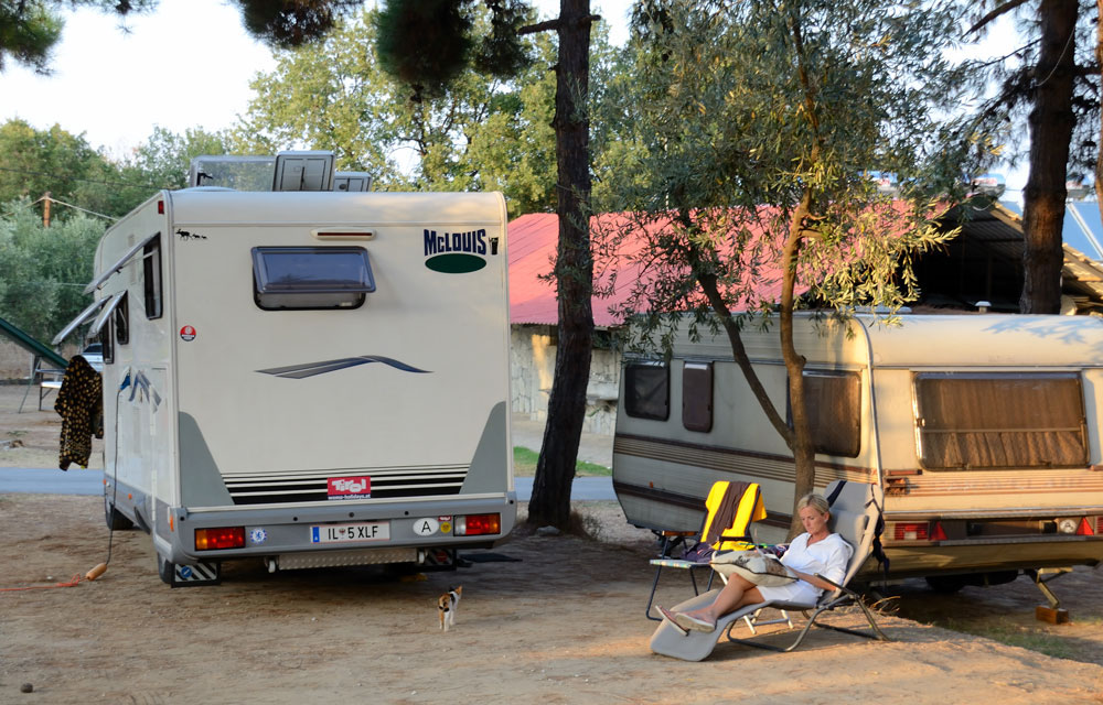 Der Platz ist zu 80% von Dauercampern belegt, hat eine wunderschöne, grosse Poolanlage nur der Strand ist nicht zu empfehlen (steiler Zugang & schmutzig).