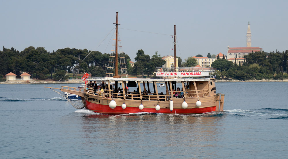 Ausflugsboot verlässt Rovinj richtung Lim Fjord
