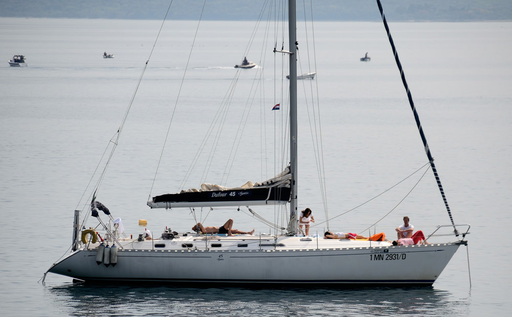 Die ruhigen und zu dieser Jahreszeit noch recht einsamen Buchten nahe Rovinj nutzen auch die Segler für eine Pause oder um zu nächtigen.