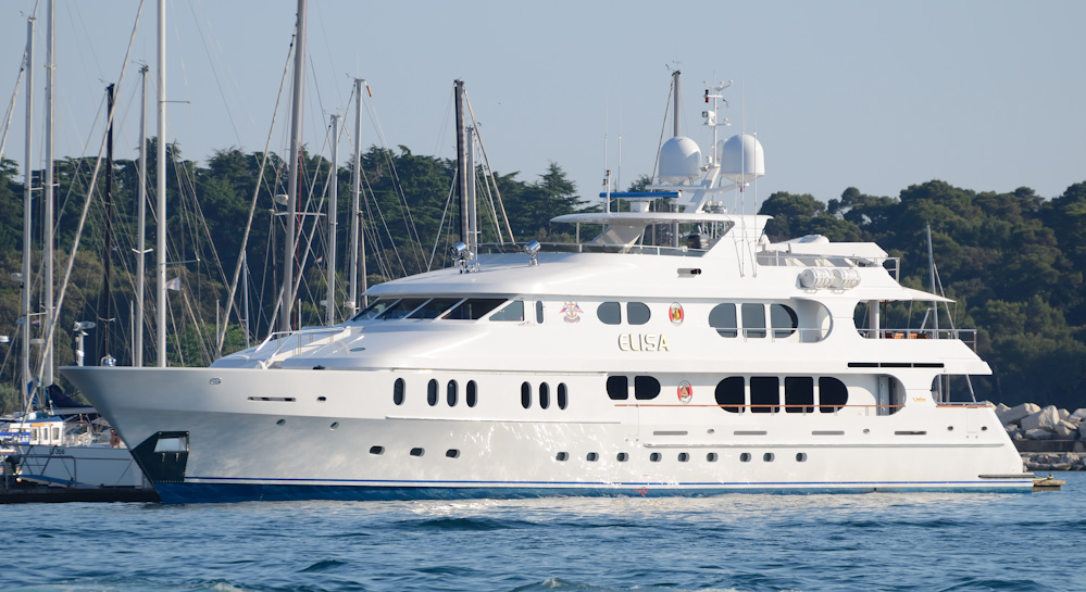 Hoppla! die Prominenz ist heuer auch schon da, Charter-Jacht Elisa, 45 m, 3640 PS, Flag: Cayman Islands, Reg. Port: George Town.
