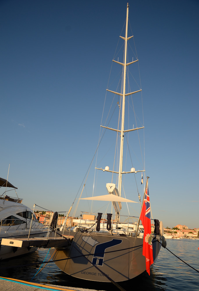 und das nächste Superboot ankert im Hafen von Rovinj, die Y II Cruise Yacht (37m, 794 m² Segel, 500 PS, Holland 2006, Cayman Islands/George Town)