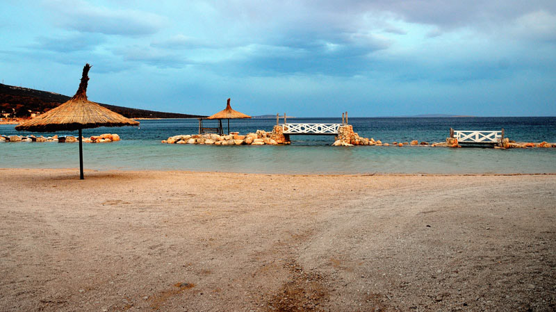 ...künstlicher Sand-Kiesstrand am CP Simuni...