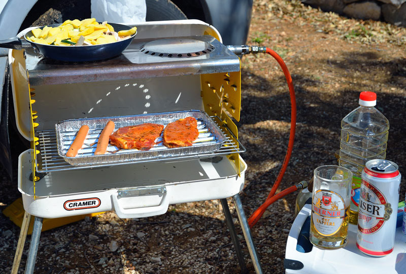 ...am späten Nachmittag zurück am CP wird der Grill aktiviert...