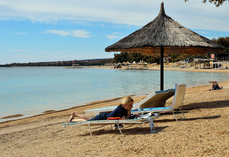 Am Nachmittag wird der leere Strand genutzt zum Lesen...