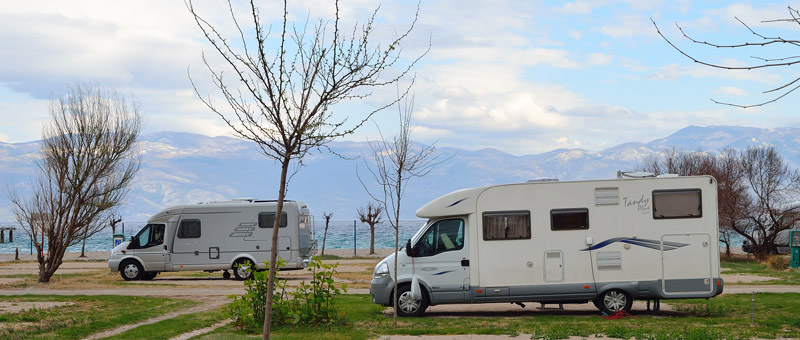 Auf der Insel Krk liegt im Südosten die Stadt Baska und der CP Zablace und genau dorthin wollen wir. Der Platz ist fast leer, unsere Mägen auch, also ab in die Stadt zum Italiener. Die Pizzen waren vorzüglich, das Personal sehr freundlich, das Wetter saumässig...es schüttet wie aus Kübeln...aber nicht lange um 23:00 Uhr ist der Spuck vorbei...