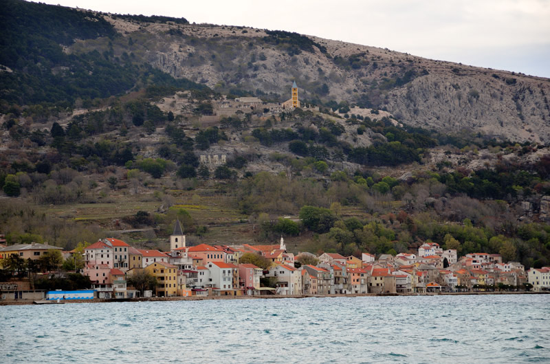 Baška ist mit 1554 Einwohnern die zweitgrößte Gemeinde auf der Insel Krk in der Kvarner-Bucht. Der Ort liegt am südlichen Ende des Baška-Tals an der Mündung des Flusses Vela rika.