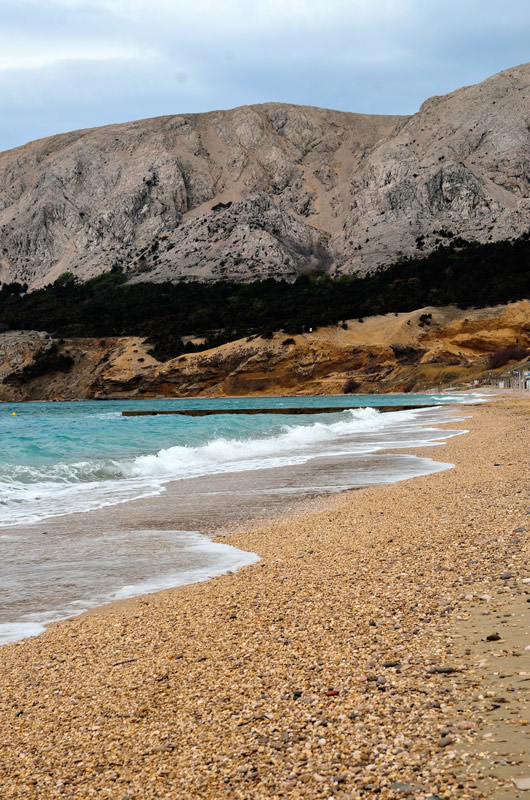 ...natürlicher Kiesstrand in Baska direkt vorm CP...