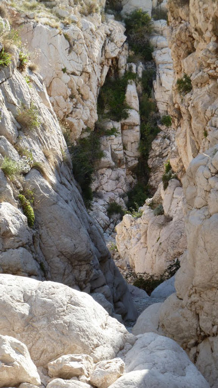 ...und da ist er nun der Canyon Vrzenica. Die nächsten 3 km vorbei an abgestürtzten, toten Schafen, frisch abgebrochenen Felsen, immer in akuter Steinschlaggefahr. Das Foto ist ein Download, meine Kamera traue ich mich garnicht auspacken, nur schnell durch !! Immer wieder mussten wir 3-6 m hohe Abbrüche und Auswaschungen hinunter klettern...